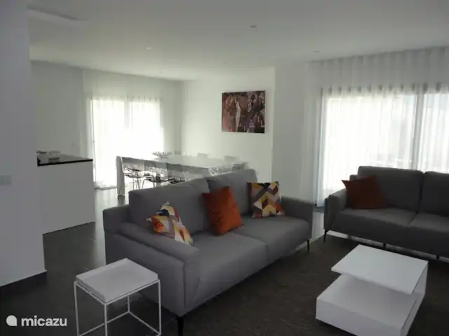 Villa das Hortas huren in Portugal, Costa de Prata, Salir Do Porto - villa Volledig leefgedeelte met loungehoek, eethoek en open keuken op het gelijkvloers.