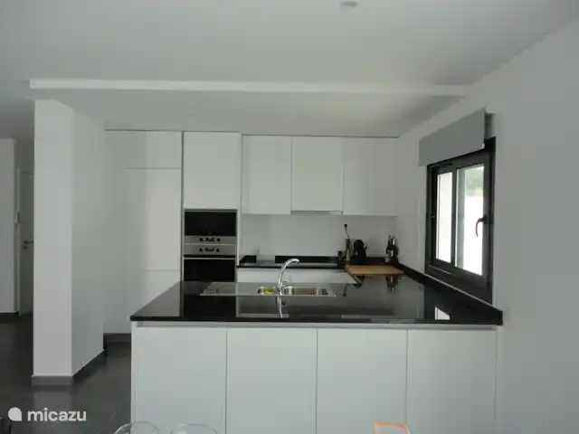Villa das Hortas huren in Portugal, Costa de Prata, Salir Do Porto - villa De moderne en volledig ingerichte open keuken. Bevat een koel/vries eenheid, een oven en een microgolfoven, een inductie kookplaat, wasmachine en vaatwasser.