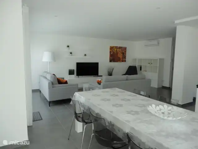 Villa das Hortas huren in Portugal, Costa de Prata, Salir Do Porto - villa Eethoek met ruime tafel voor 8 personen. Er is meer dan ruimte genoeg om een hoge kinderstoel bij te plaatsen.