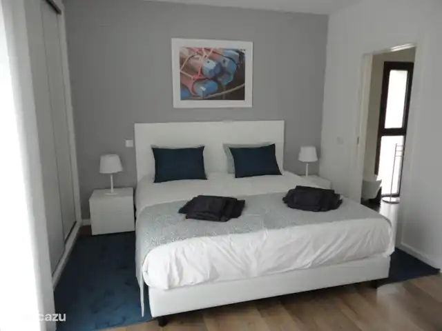 Villa das Hortas huren in Portugal, Costa de Prata, Salir Do Porto - villa De blauwe master bedroom op het eerste verdiep met een ruim 180 x 90 cm bed met boxspring matrassen. Deze slaapkamer geeft direct toegang tot het zuid gerichte terras op de eerste verdieping. Hier kan ook een kinderbedje worden bijgeplaatst.