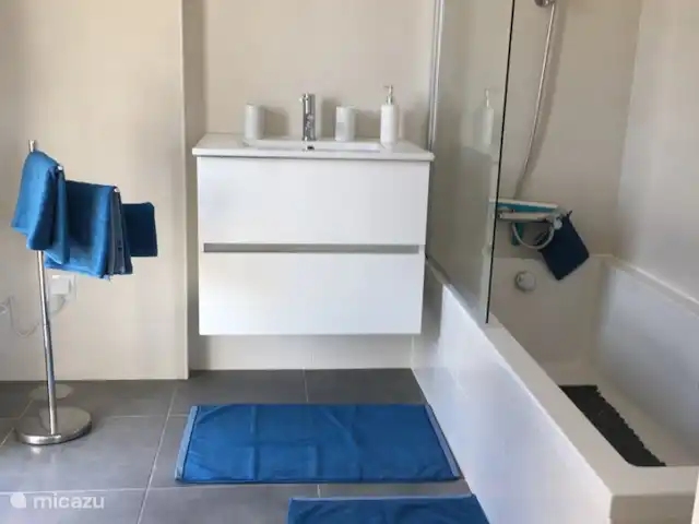 Villa das Hortas huren in Portugal, Costa de Prata, Salir Do Porto - villa De badkamer aansluitend bij de master bedroom met bad, douche en lavabo. Uiteraard ook met blauw badkamertextiel.