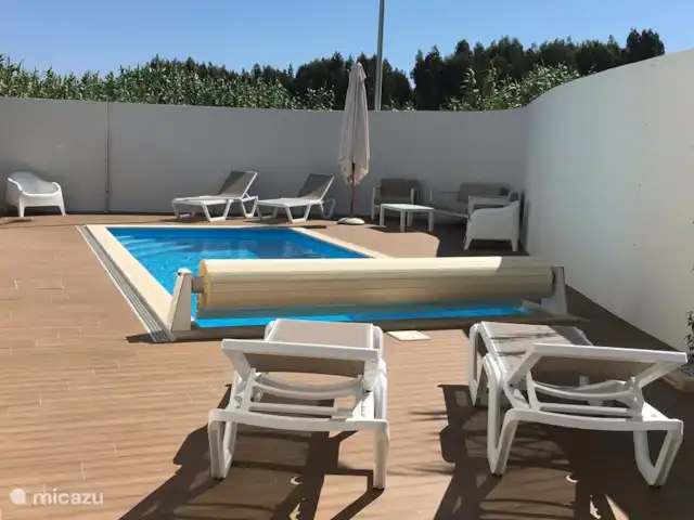 Villa das Hortas huren in Portugal, Costa de Prata, Salir Do Porto - villa Het zwembad met zonne- en loungemogelijkheden aan de zuid-west kant van de villa. De afdekking maakt het veilig voor kleine kinderen.