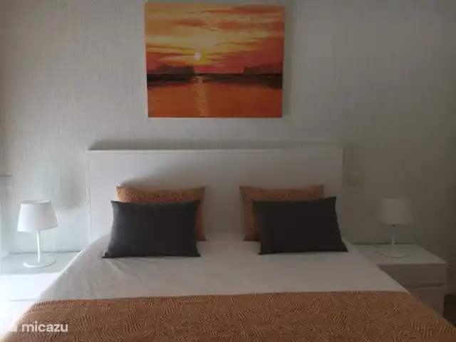 Villa das Hortas huren in Portugal, Costa de Prata, Salir Do Porto - villa De oranje slaapkamer op het gelijkvloers. Eveneens ingericht met een ruim dubbel bed van 90 x 200 cm met comfortabele boxspring matrassen.