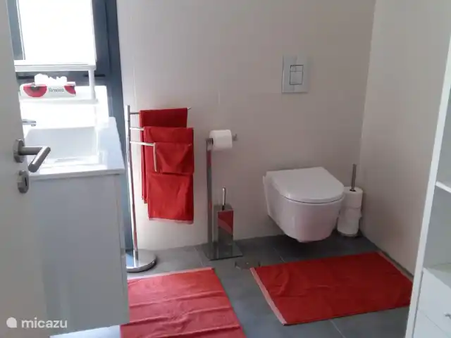 Villa das Hortas huren in Portugal, Costa de Prata, Salir Do Porto - villa De badkamer op het gelijkvloers aansluitend bij de oranje slaapkamer, natuurlijk ook met het bijpassend bad textiel.