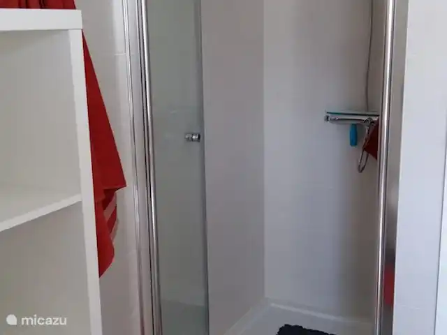 Villa das Hortas huren in Portugal, Costa de Prata, Salir Do Porto - villa Instapdouche van de gelijkvloerse badkamer.