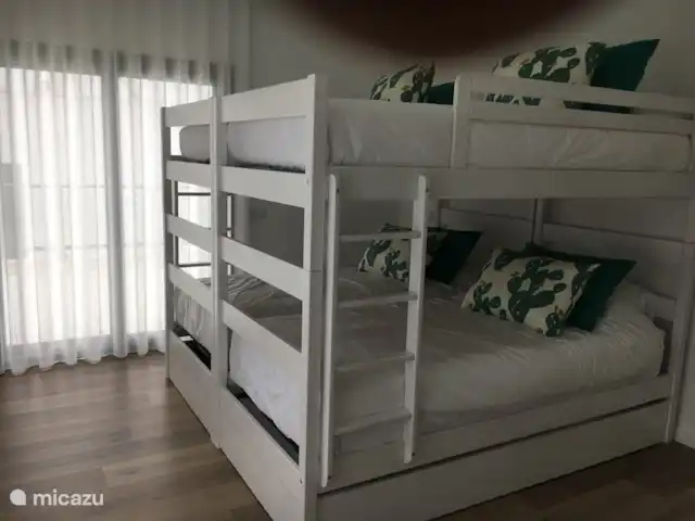 Villa das Hortas huren in Portugal, Costa de Prata, Salir Do Porto - villa De groene kamer met 4 slaapplaatsen in stapelbedden op het eerste verdiep.