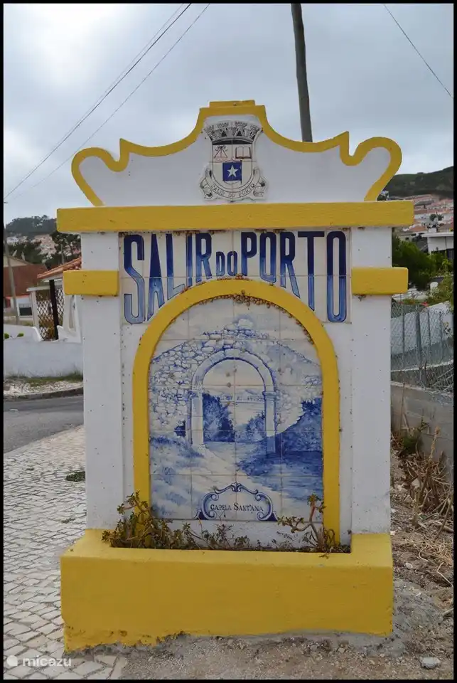 Massiver und übersichtlicher als ein Platzhalter könnte es nicht sein: Die Villa befindet sich in dieser Gemeinde. Aufgeführt in den typischen Azuleijos und präsent auf den Hauptzufahrtsstraßen des Dorfes.