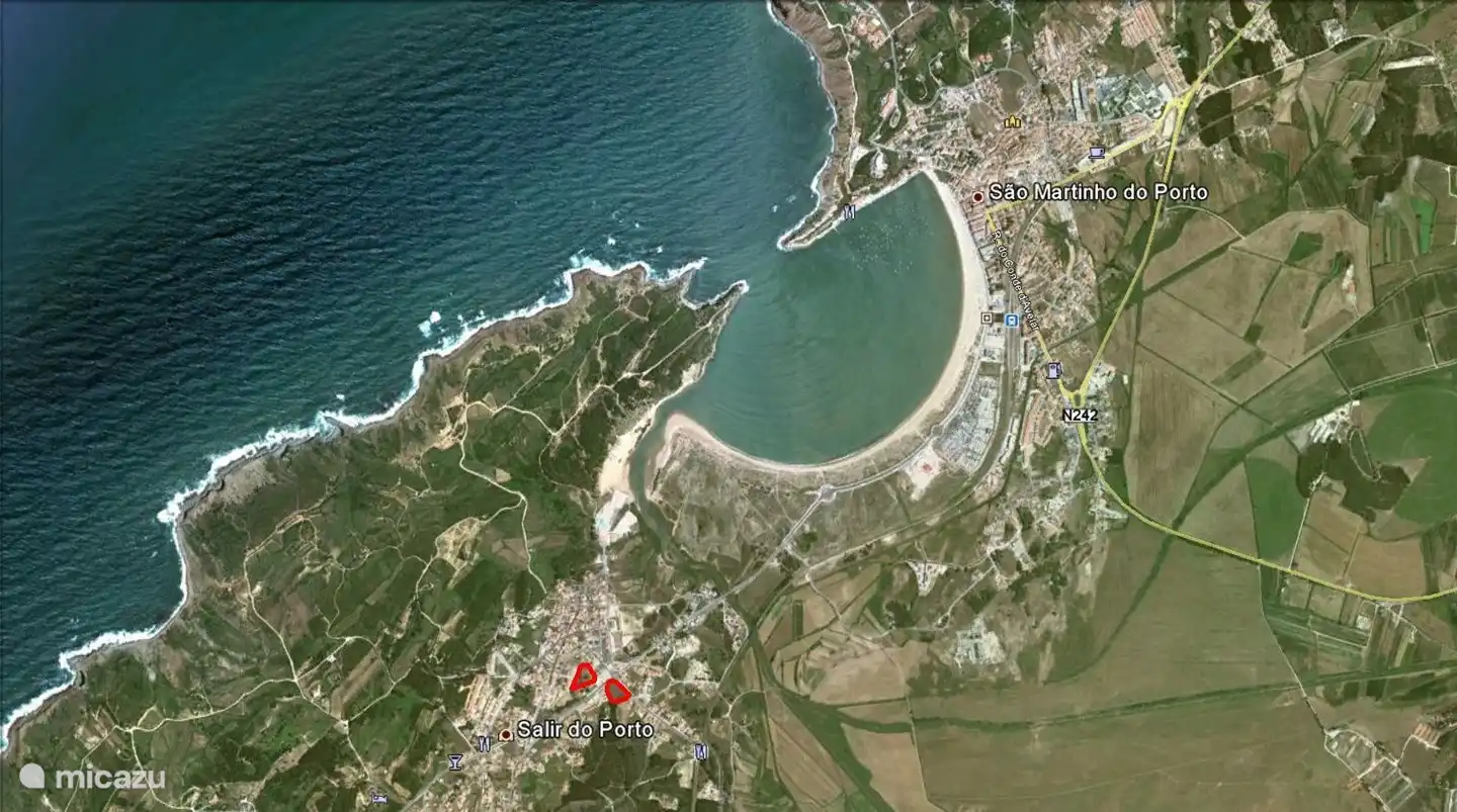 Luftbild mit der Lage von Salir do Porto und São Martinho do Porto um die muschelförmige Bucht.