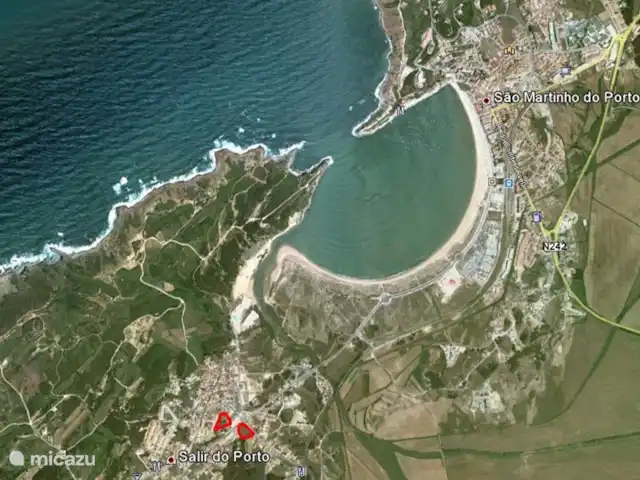 Villa das Hortas huren in Portugal, Costa de Prata, Salir Do Porto - villa Luchtfoto die de situering duidelijk maakt van zowel Salir do Porto als São Martinho do Porto rond de schelpvormige baai.