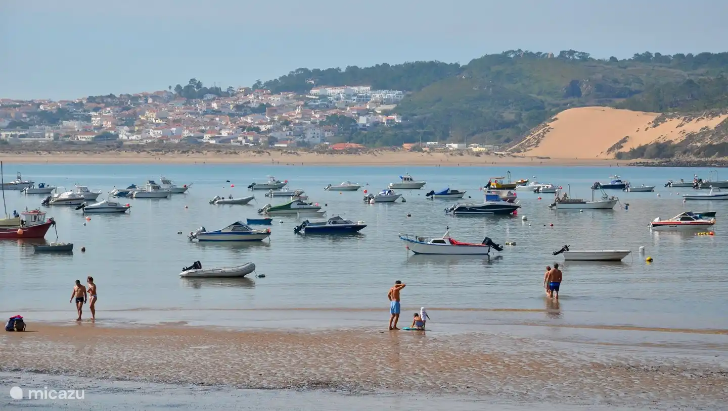 Ansicht von Salir do Porto genommen vom Strand von São Martinho do Porto. Salir do Porto hat die höchste Düne Portugals (+/- 50 m hoch) und den Traumspielplatz für Kinder.