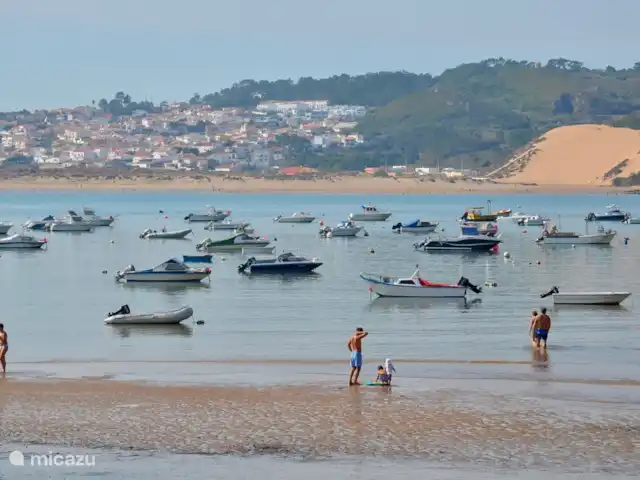 Villa das Hortas huren in Portugal, Costa de Prata, Salir Do Porto - villa Zicht op Salir do Porto genomen vanop het strand van São Martinho do Porto. Salir do Porto heeft de hoogste duin van Portugal (+/- 50 m hoog).