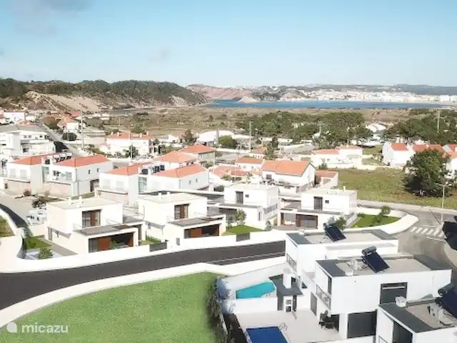 Villa das Hortas huren in Portugal, Costa de Prata, Salir Do Porto - villa De situering van de villa in Salir do Porto. De villa vooraan links is Villa das Hortas. Salir do Porto is een dorp van +/- 800 vaste inwoners en beschikt over een mini market, enkele bars en restaurants en een zwembad met bijhorende drukbezochte bar en terras.