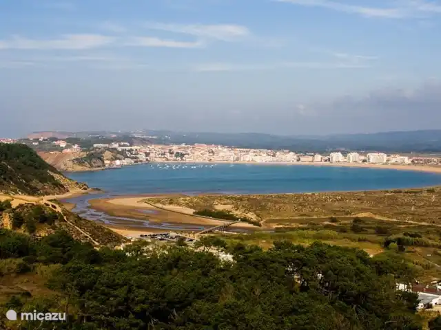 Villa das Hortas huren in Portugal, Costa de Prata, Salir Do Porto - villa De baai van São Martinho do Porto gezien vanop het miradouro uitzichtpunt in Salir do Porto.