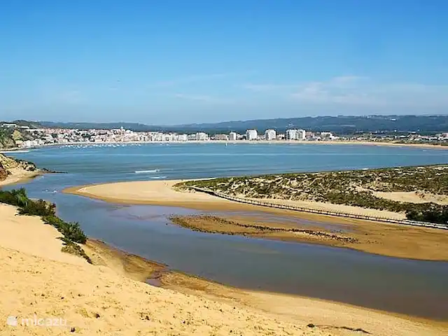 Villa das Hortas huren in Portugal, Costa de Prata, Salir Do Porto - villa Hetzelfde zicht op de baai maar nu genomen vanop de duin van Salir do Porto. Vooraan en midden ziet u de rustige strandjes van Salir. Ook rond de volledige baai is strand waarop heerlijk kan gespeeld en gezond worden. De getijden in de baai zijn zeer rustig, waardoor dit heel veilig is met kinderen.