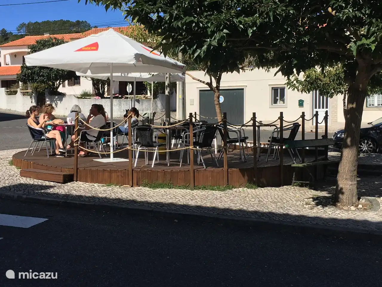 Die Caféterrasse am Dorfplatz von Salir do Porto liegt nur wenige Gehminuten von der Villa entfernt.