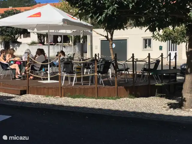 Villa das Hortas huren in Portugal, Costa de Prata, Salir Do Porto - villa Het caféterras op het dorpsplein van Salir do Porto op wandelafstand van de villa.