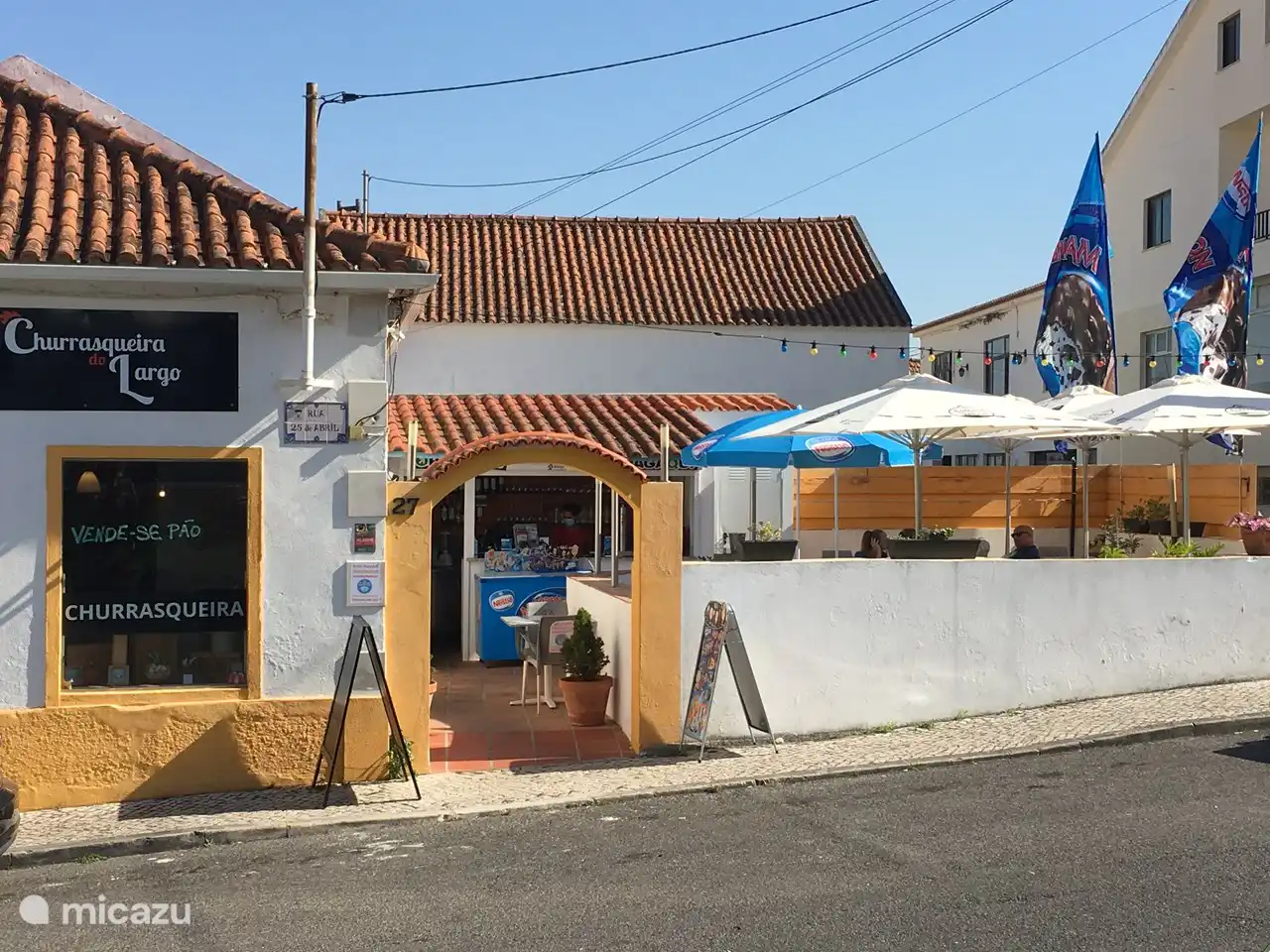 Lokale Bar und Sportcafé auf dem Dorfplatz von Salir. 