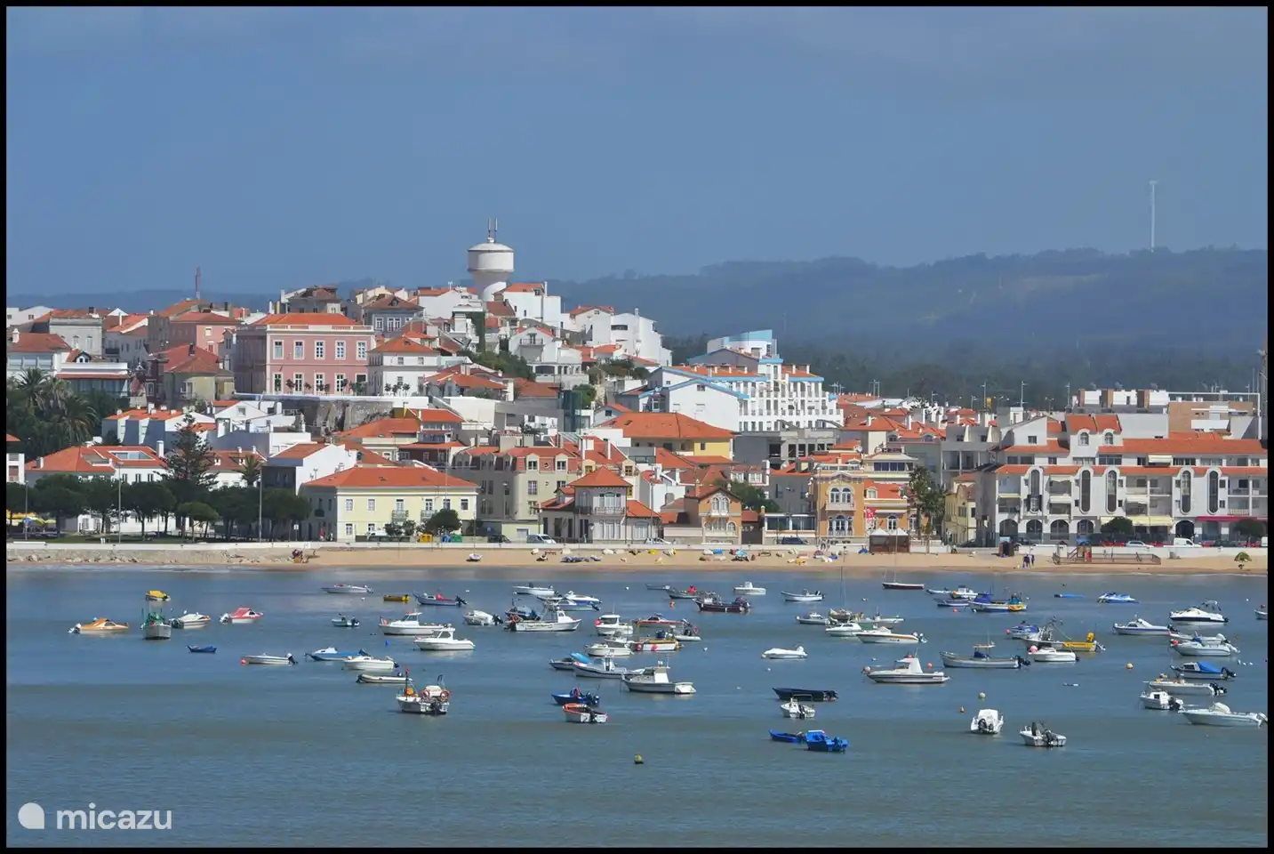São Martinho do Porto, auf der anderen Seite der Bucht. Reich an Bars und Restaurants und einem schönen Strand mit feinem Sand. Von Salir aus in +/- 35 Minuten zu Fuß über eine Promenade zu erreichen. 