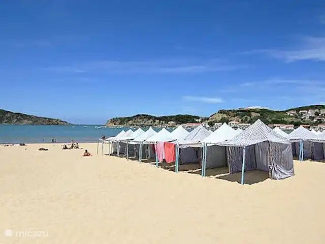 Villa das Hortas huren in Portugal, Costa de Prata, Salir Do Porto - villa Strand van São Martinho met de typische af te huren strandtentjes.