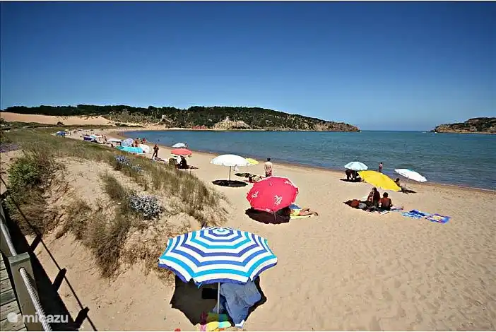 Durch die Weitläufigkeit des Strandes rund um die Bucht gibt es aber auch viel Platz, um sich ein eigenes Plätzchen einzurichten.  
