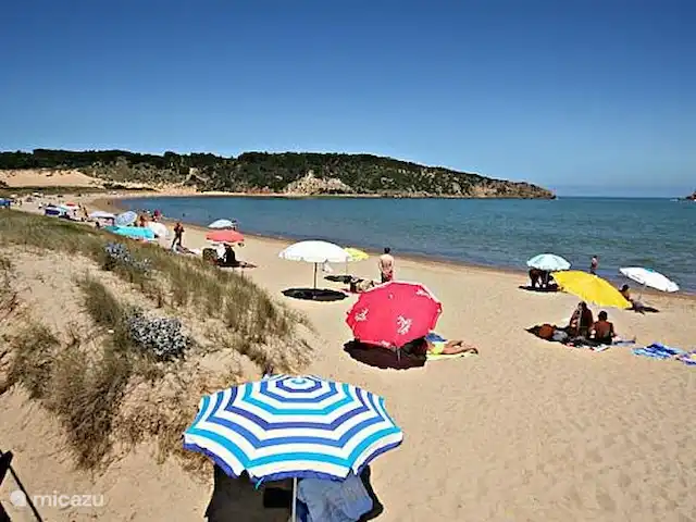 Villa das Hortas huren in Portugal, Costa de Prata, Salir Do Porto - villa Maar, door de uitgestrektheid van het strand rond de baai, is er ook voldoende plaats om uw eigen plekje in te richten. U krijgt voldoende strandmateriaal ter beschikking tijdens uw verblijf.
