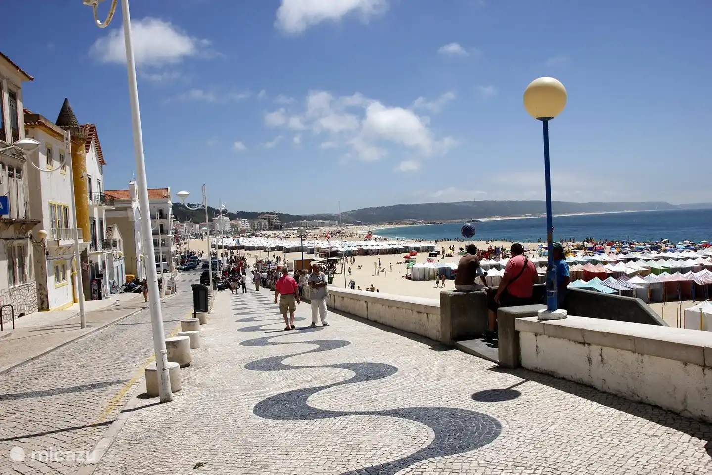 Nazaré, eine weitere Attraktion in unmittelbarer Nähe, bietet Strand, Promenade, Bars, Restaurants, Ausflüge und vieles mehr.