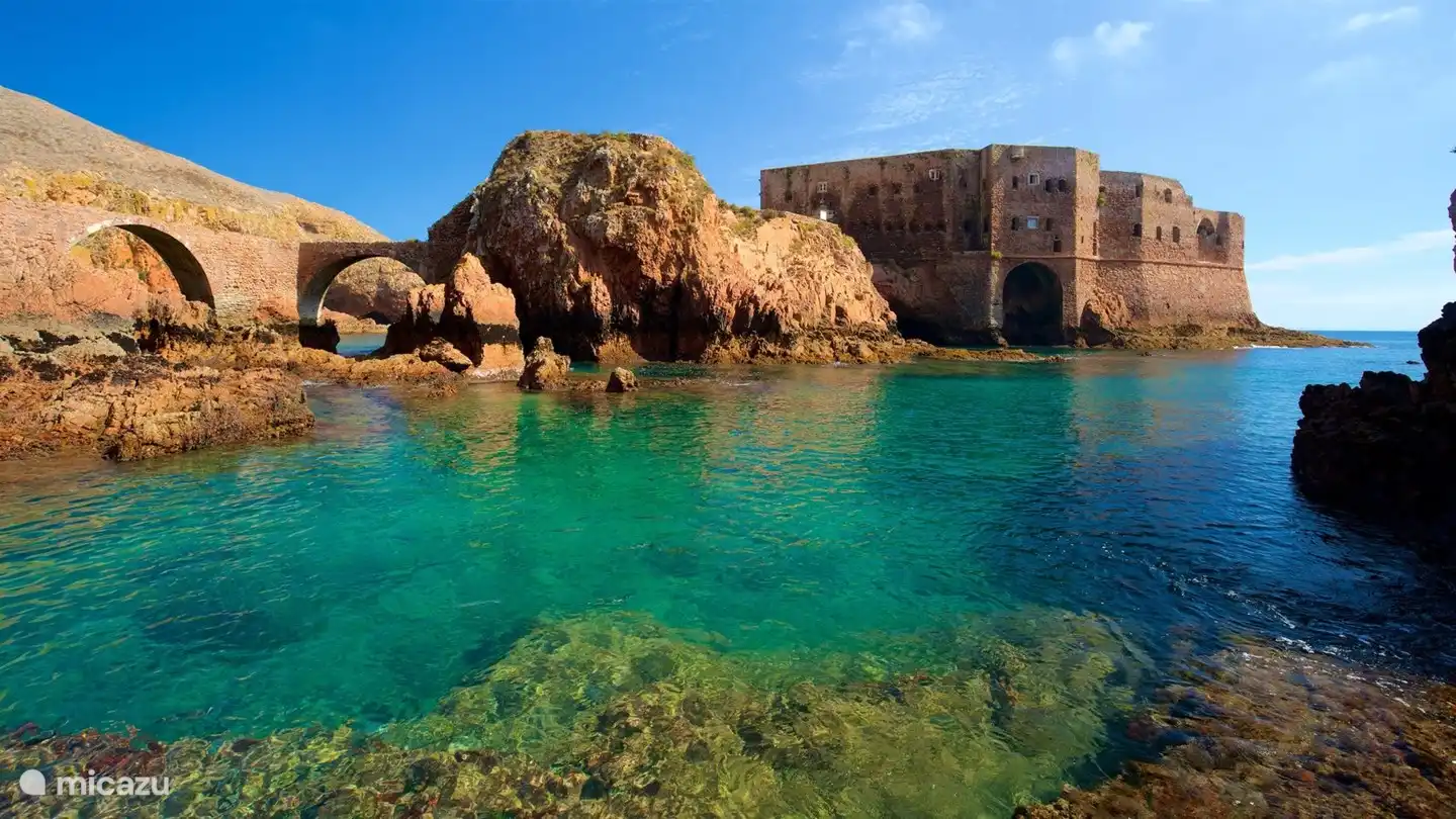 Die Insel Berlenga Grande mit der Festung São João Baptista. Sie können mit dem Boot von Peniche aus dorthin fahren. Am besten buchen Sie im Voraus, es ist nur eine begrenzte Anzahl von Besuchern erlaubt. 