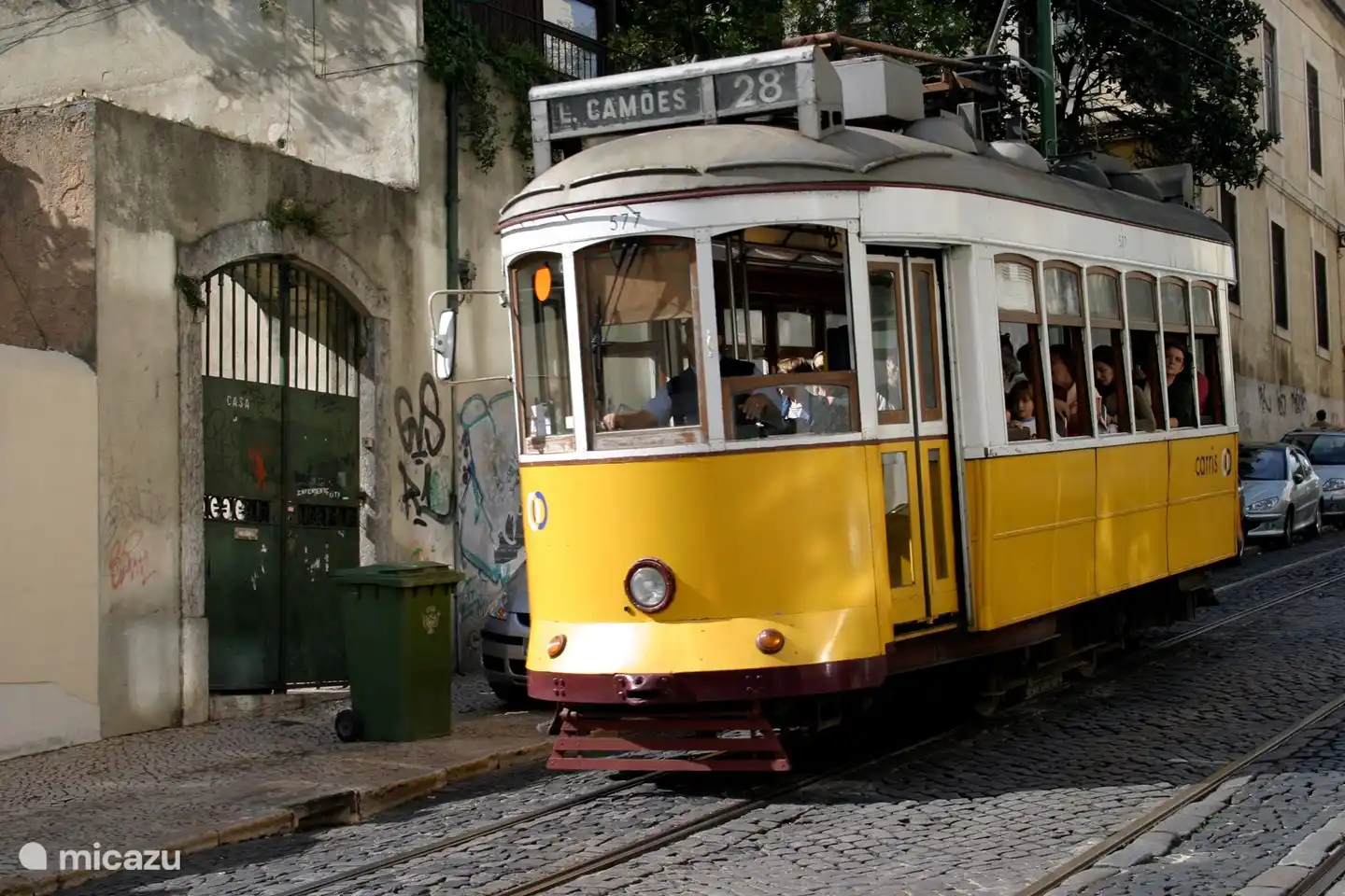 Ein Tagesausflug nach Lissabon? Perfekt mit dem Auto oder dem Rapida Verde Expressbus vom Busbahnhof in Caldas da Rainha zur Bushaltestelle Campo Grande am Stadtrand von Lissabon möglich. Von dort aus erreichen Sie nach einer kurzen U-Bahn-Verbindung zur U-Bahn-Station Rossio in 1,5 Stunden das Zentrum von Lissabon.