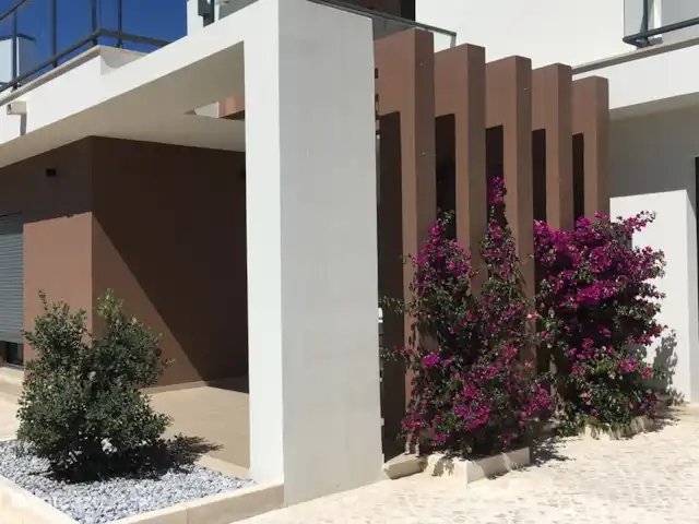 Villa das Hortas huren in Portugal, Costa de Prata, Salir Do Porto - villa Front pergola straks volledig overdekt met de bougainvillea.
