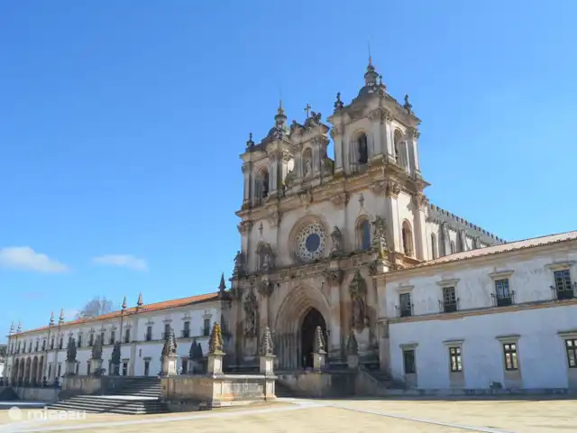 Villa das Hortas huren in Portugal, Costa de Prata, Salir Do Porto - villa De Cisterciënzer abdij uit de 12° eeuw, uitgeroepen tot UNESCO werelderfgoed. De kerk bevat de praalgraven van Dom Pedro en Inês, de Portugese koning die in de 14° eeuw een onmogelijke love story beleefde met de mooie Inês.