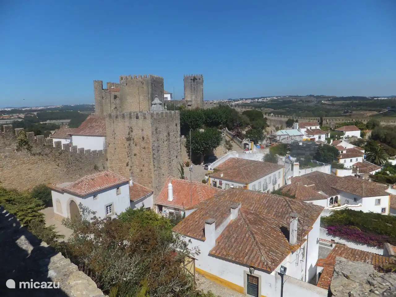 Intakt, eine vollständig von Mauern umgebene mittelalterliche Stadt mit einer Burg, in der in den Sommermonaten Ritterspiele stattfinden.