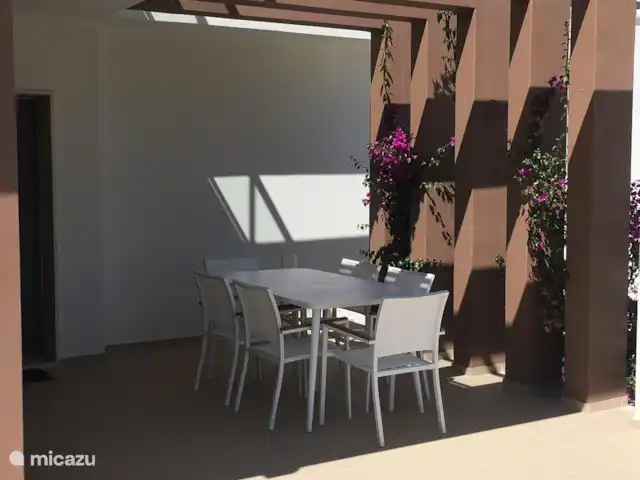 Villa das Hortas huren in Portugal, Costa de Prata, Salir Do Porto - villa Lekker ontbijten buiten onder de pergola op het zuid-gerichte voorterras gelijkvloers.