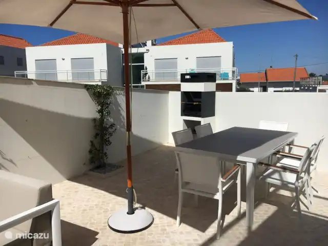 Villa das Hortas huren in Portugal, Costa de Prata, Salir Do Porto - villa BBQ en buiteneethoek: hier kan u rustig een hammetje, ribbetjes of brochetten klaarmaken en verorberen bij een goed glas lokale wijn.