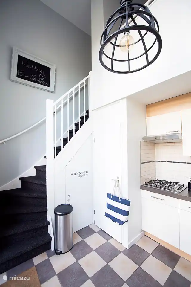 Küche mit Treppe in den ersten Stock