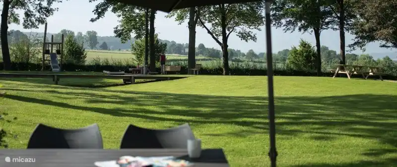 Blick auf die Hügel von der Terrasse