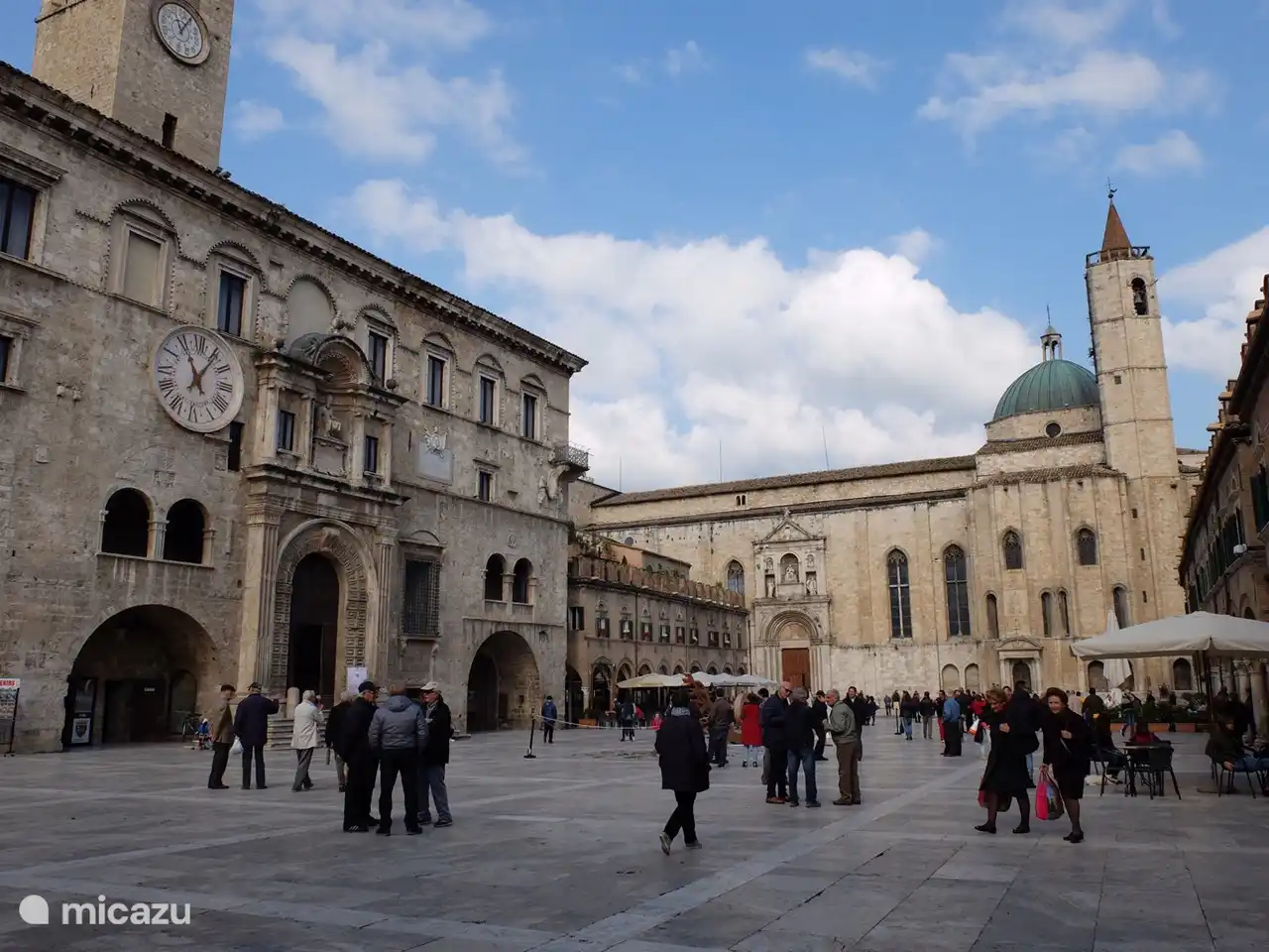 Die belebte Piazza del Popolo in Ascoli Piceno ist ohne Zweifel eine der schönsten in Italien.