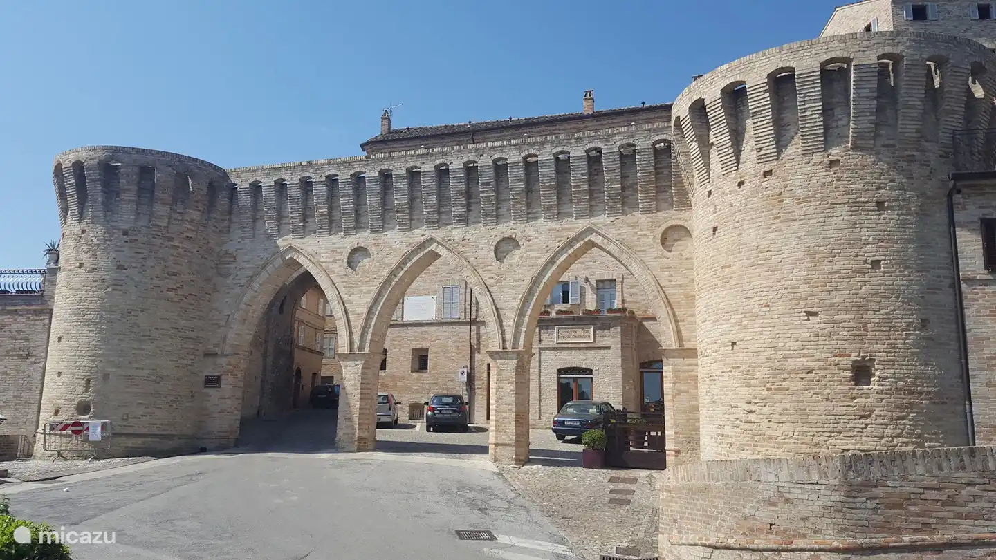 Petritoli, ein lebhaftes mittelalterliches Dorf auf einem Hügel in 358 Metern Höhe in der Provinz Fermo.