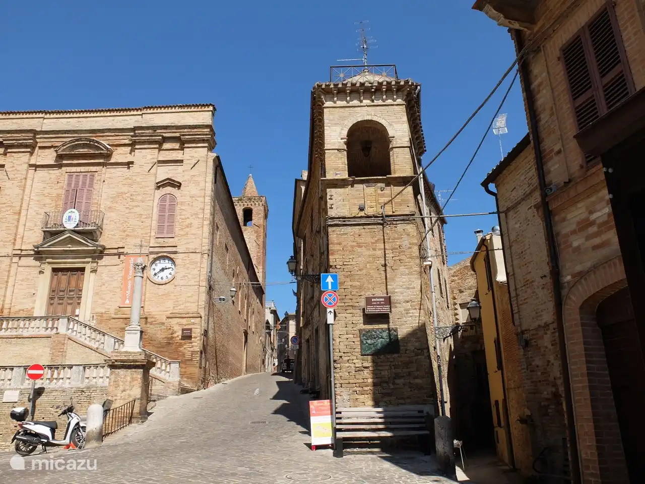 Ripatransone liegt in der ersten Hügelreihe des Meeres, 494 Meter über dem Meeresspiegel und ist mehr als 1000 Jahre alt.