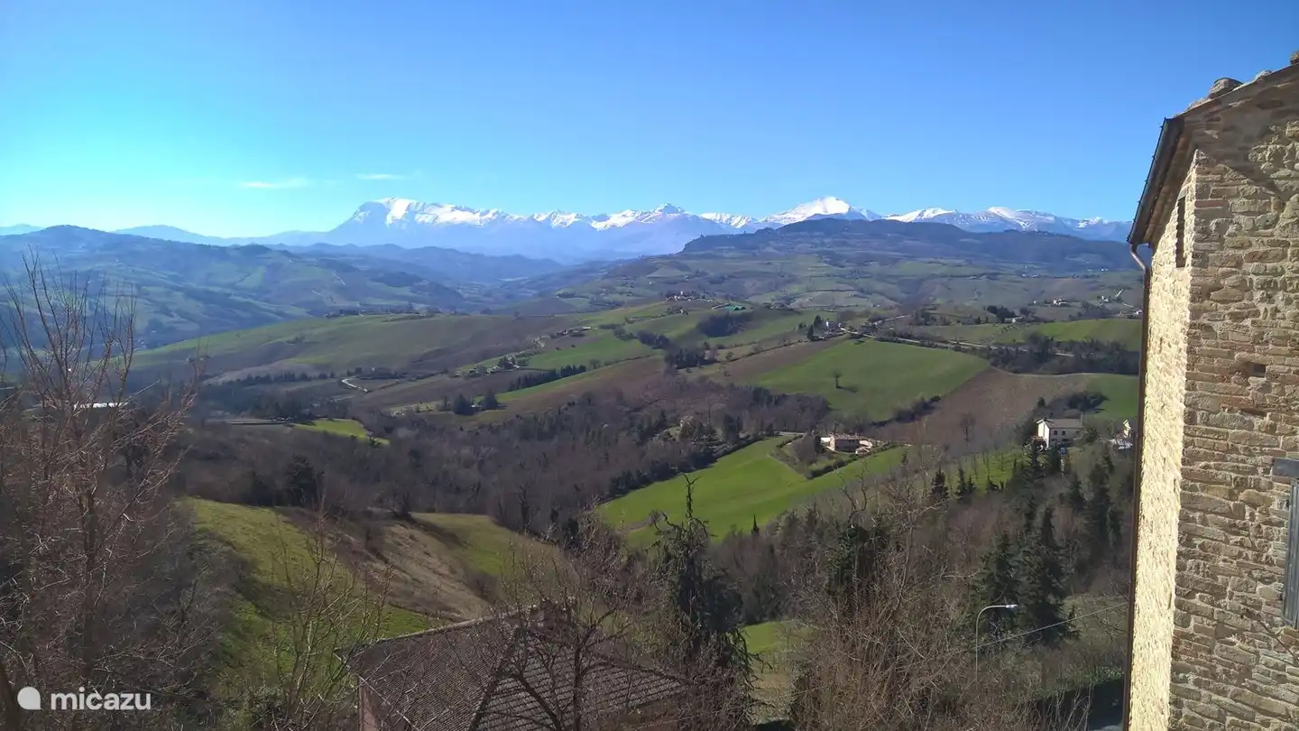 Ansicht von Sibillini-Bergen von Montelparo im Frühjahr