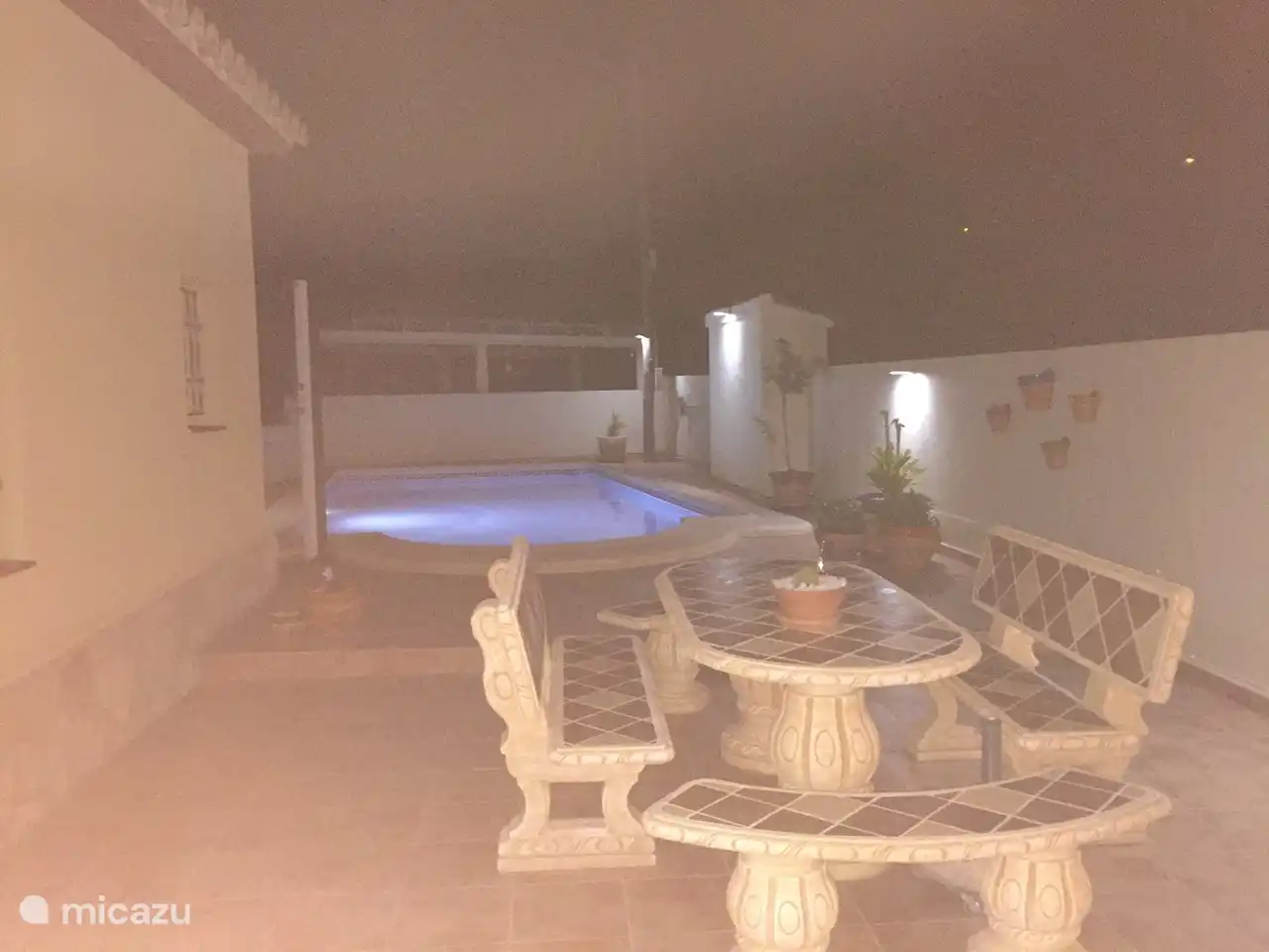 Die Terrasse mit Pool in der Nacht.