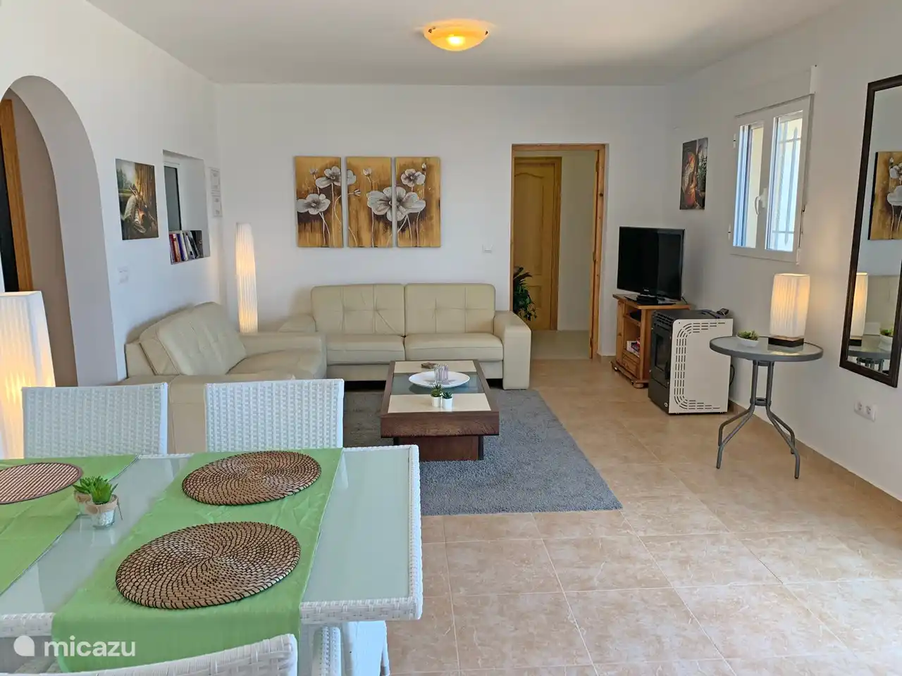 Wohnzimmer/Küche, von der Küche aus gesehen