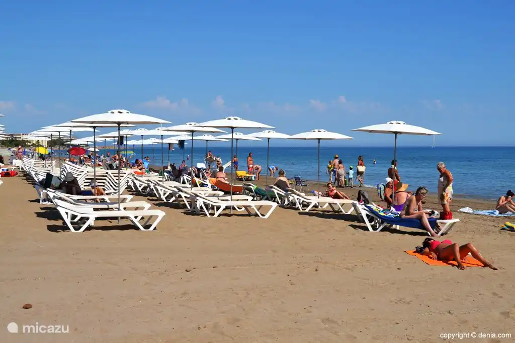 Strand in Dénia in 15 Minuten mit dem Auto. Ein gemütlicher und belebter Strand im Sommer mit vielen Wassersportmöglichkeiten.