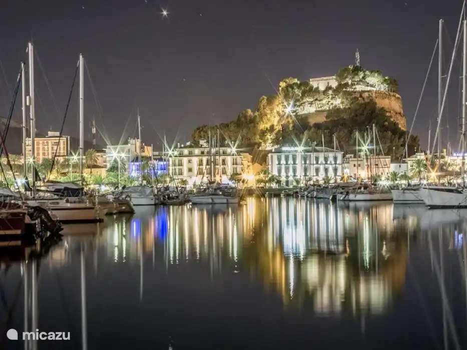 Es ist wunderbar, in den Häfen von Dénia spazieren zu gehen. Von hier aus haben Sie einen schönen Blick auf die vielen schönen Restaurants und die Burgruine am Abend.