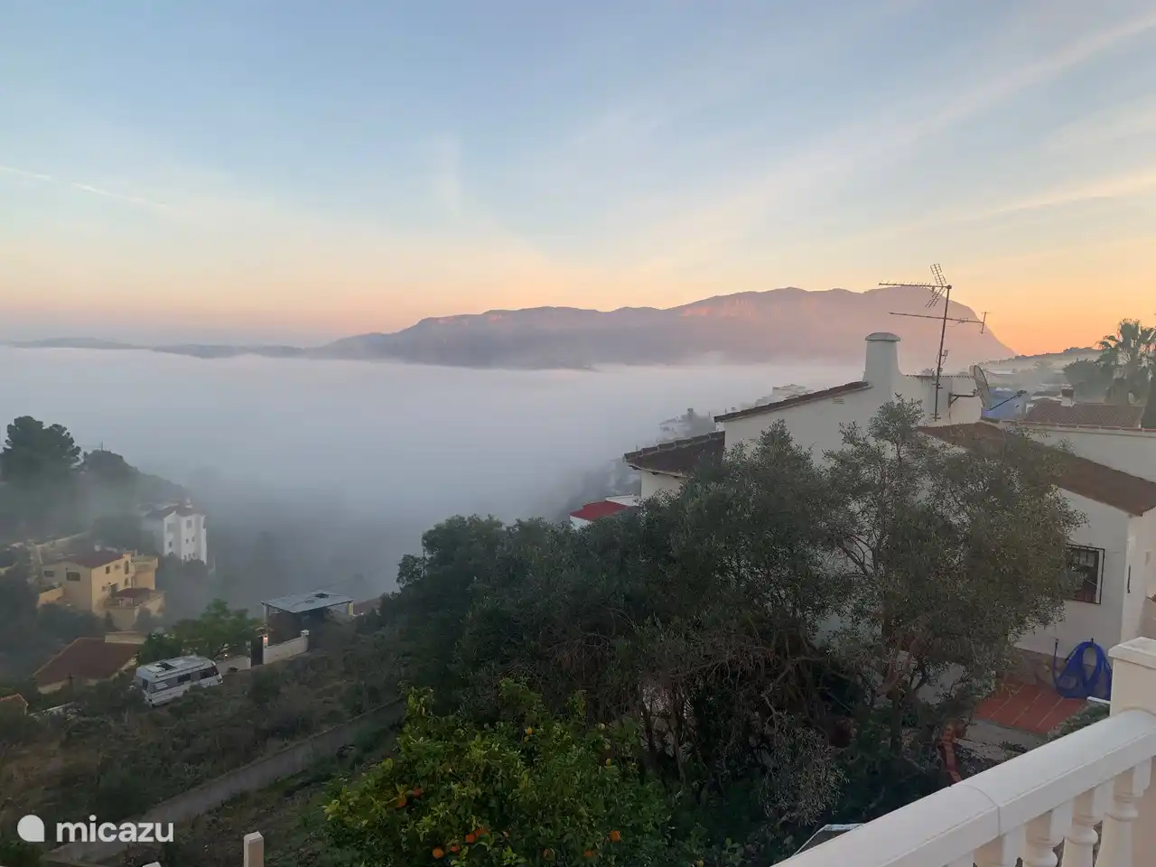 Blick von unserem Ferienhaus in Richtung Montgó. Der Temperaturunterschied zwischen Luft und Meerwasser erzeugt Nebel über dem Meer, der langsam an Land zieht. Von Javéa um den Montgó herum in Richtung Pedreguer und Ondara.