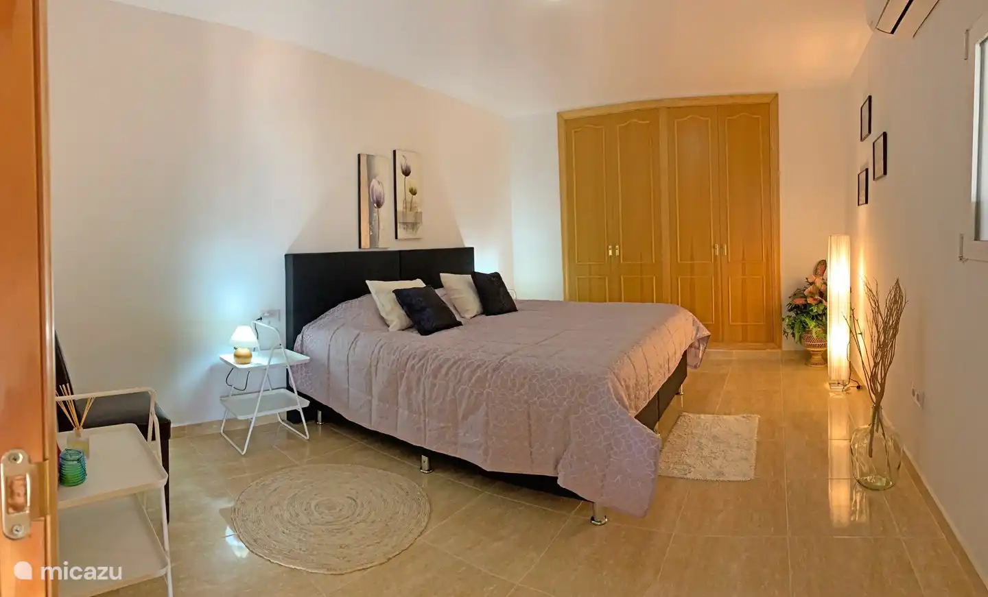 Dieses Schlafzimmer ist 3,20 x 4,20 groß, hat ein 180 cm breites Bett, eine Sitzecke und einen Kleiderschrank. Alle Zimmer verfügen über Klimaanlage und Heizung.