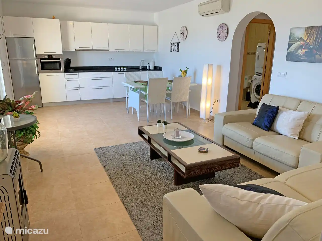 Das Wohnzimmer mit offener Küche ist 24 m2 groß. Es gibt eine ausgezeichnete Ledercouch und einen Esstisch für 4 Personen mit Stühlen. Es gibt Sat-TV und natürlich WiFi. Alle Zimmer verfügen über Klimaanlage und Heizung.