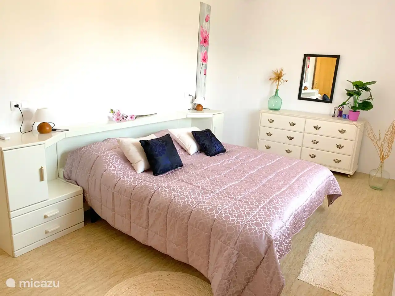 Dieses Schlafzimmer ist 3,20 x 5 m groß, hat ein 180 cm breites Bett, eine Sitzecke und einen Kleiderschrank. Es gibt auch einen Sitzplatz.