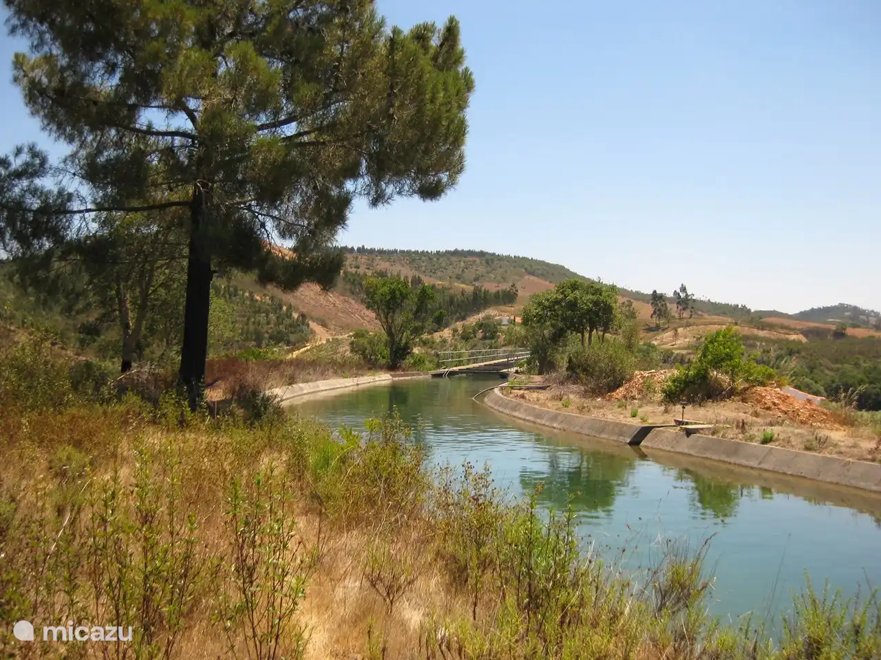 Auf unserem Berg gegenüber der Casa Oliveira fließt das Wasser vom Stausee zum Meer.