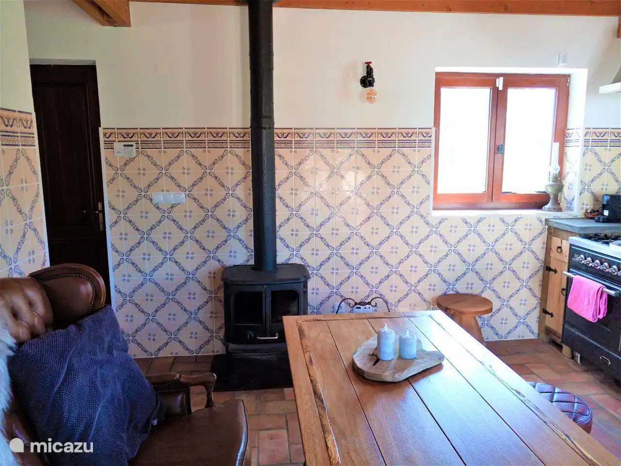 Wohnzimmer mit schönem Holzofen