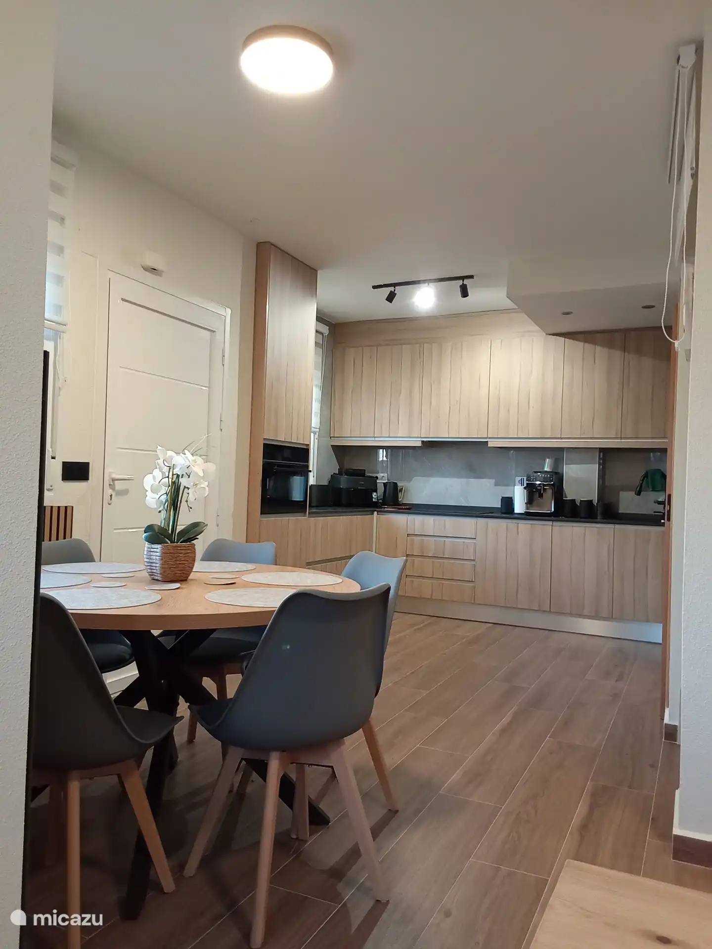 Vista desde la zona de estar hasta la cocina 